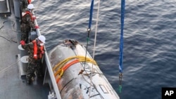 Esta foto proporcionada por el Ministerio de Defensa de Corea del Sur muestra un objeto rescatado por el ejército de Corea del Sur que se presume es parte del vehículo de lanzamiento espacial de Corea del Norte que se estrelló contra el mar luego de una falla en el lanzamiento, en el Mar del Oeste, Corea del Sur, el jueves 15 de junio. , 2023.