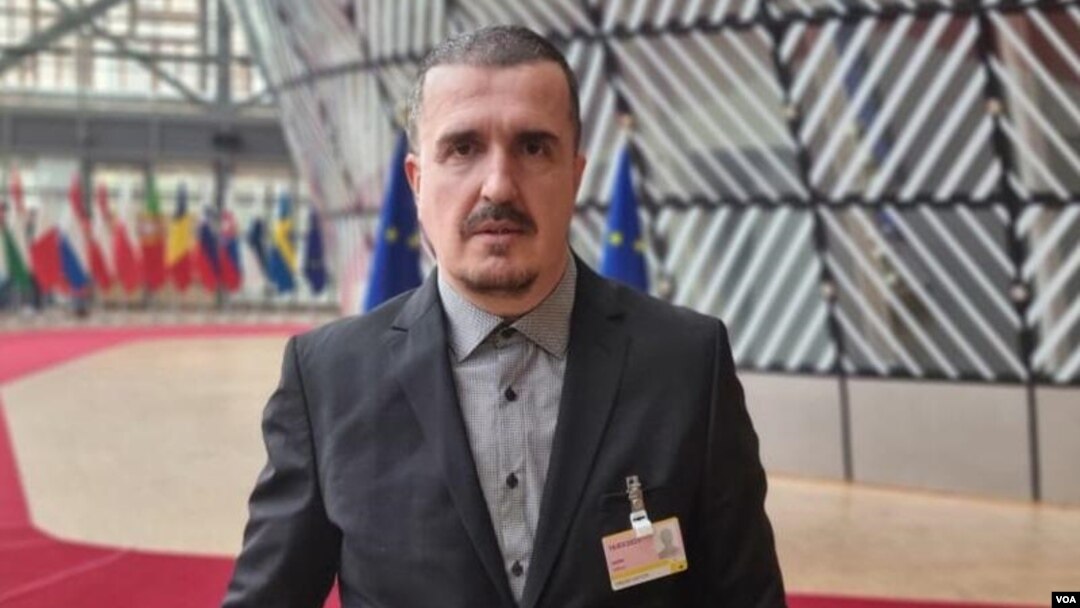 Џелал Незири, аналитичар