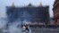 Un manifestante lanza un bote de gas lacrimógeno frente a la Ópera al final de una manifestación en París, el jueves 23 de marzo de 2023.