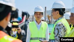 Presiden Jokowi meninjau Smelter tembaga milik PT Freeport Indonesia di Kabupaten Gresik, Jawa Timur, Selasa (20/6) (biro Setpres)