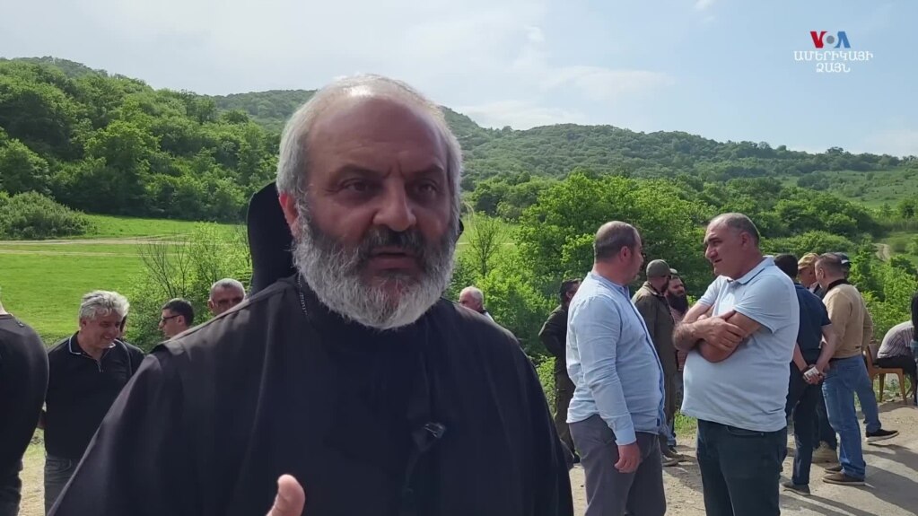 Կիրանց գյուղի փակված ճանապարհին մարդկանց հոսքը ակտիվանում է, ասում են շարժման առաջնորդները