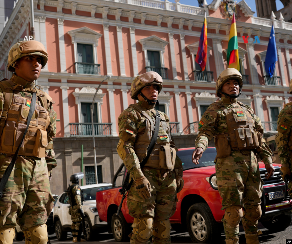  Soldados hacen guardia afuera del palacio presidencial en la Plaza Murillo de La Paz. 