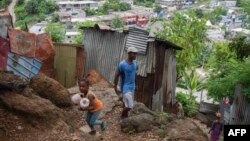 Les migrants clandestins, installés dans des quartiers insalubres en proie à la violence et aux trafics, vivent pour la plupart tranquillement, occupant de petits emplois. 