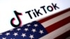 Foto ilustrasi yang menunjukkan bendera Amerika Serikat di depan logo platform TikTok. Foto diambil pada 20 Maret 2024. (Foto: Reuters/Dado Ruvic)