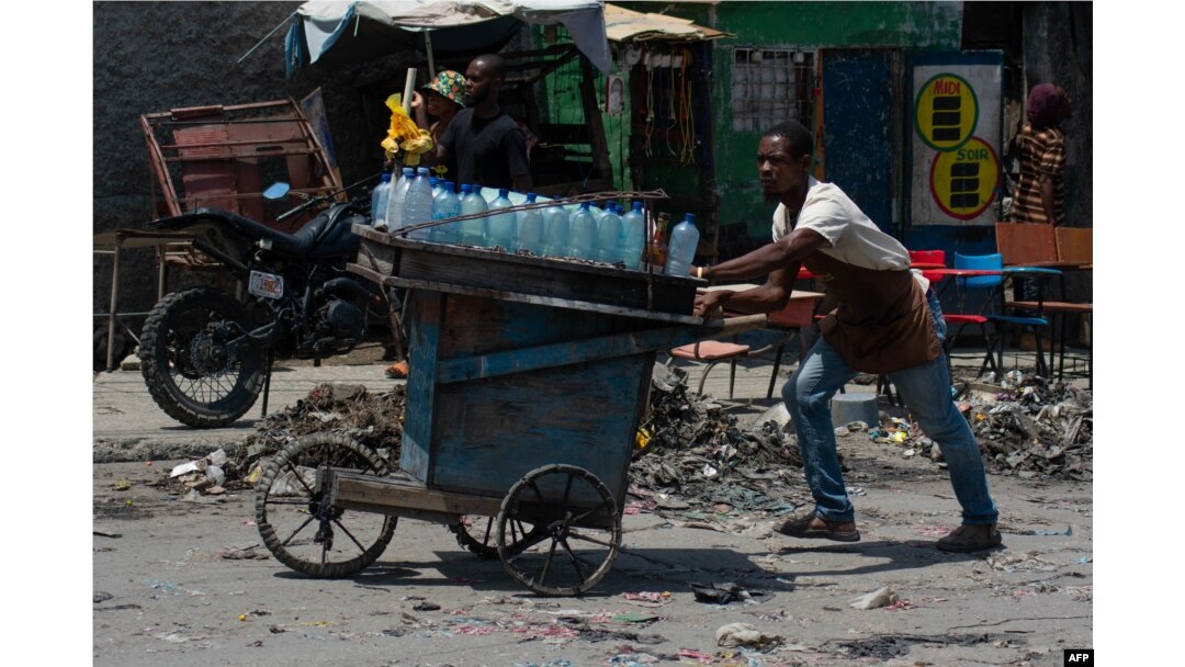 Seorang pedagang kaki lima melarikan diri dari kekerasan geng di Port-au-Prince pada 8 April 2024. (Clarens SIFFROY / AFP)