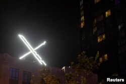 FILE: Logo 'X' terlihat di atas kantor pusat platform X (sebelumnya dikenal sebagai Twitter), di pusat kota San Francisco, California, AS, 30 Juli 2023. (REUTERS/Carlos Barria)