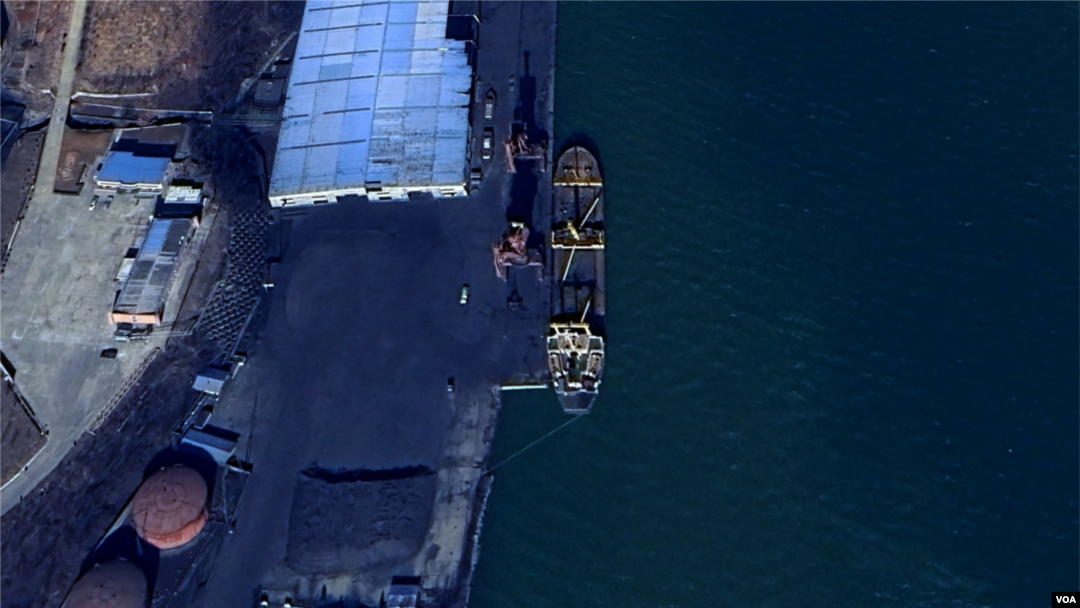 북한 대동강변 대안항에서 대형 선박이 석탄을 선적하는 장면이 보인다. 사진=Airbus (via Google Earth)