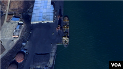 북한 대동강변 대안항에서 대형 선박이 석탄을 선적하는 장면이 보인다. 사진=Airbus (via Google Earth)