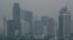 Gedung-gedung pencakar langit di Jakarta berselimut kabut asap akibat polusi udara, 23 Agustus 2023. (Yasuyoshi CHIBA / AFP)