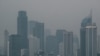 Gedung-gedung pencakar langit di tengah kabut asap akibat polusi udara di Jakarta, 23 Agustus 2023. (Yasuyoshi CHIBA/AFP)