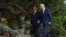 ARCHIVO - El presidente Joe Biden y el presidente chino, Xi Jinping, caminan por los jardines de Filoli Estate en Woodside, California, el 15 de noviembre de 2023