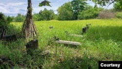 Lokasi makam di Tanjung Dehe Gila, Desa Juanga, Kecamatan Morotai Selatan, yang disebut sebagai makam tentara AS yang gugur dalam pertempuran perang dunia ke-2 di Pulau Morotai, 25 Maret 2023; (Foto: Dinas Pariwisata Pulau Morotai/ Kalbi Rasyid).