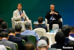 美國菲力爾公司（Teledyne FLIR）主管羅伯特·莫斯與台灣漢翔董事長鬍開宏在台北舉行的美台國防產業合作論壇上。（2023年5月3日）