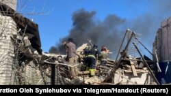 عملیات نجات در یک ساختمان مسکونی ویران‌شده بر اثر حمله هوایی روسیه در روستای لیپتسی در خارکیف – ۱۰ آوریل ۲۰۲۴ 