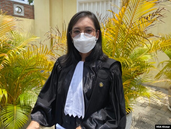 អ្នកស្រី ម៉េង សុភារី សហមេធាវីលោក កឹម សុខា ឈរមុខសាលាឧទ្ធរណ៍ ក្នុងរាជធានីភ្នំពេញ នាថ្ងៃព្រហស្បតិ៍ ទី២៣ ខែឧសភា ឆ្នាំ២០២៤។ (មាស ដា/វីអូអេ)