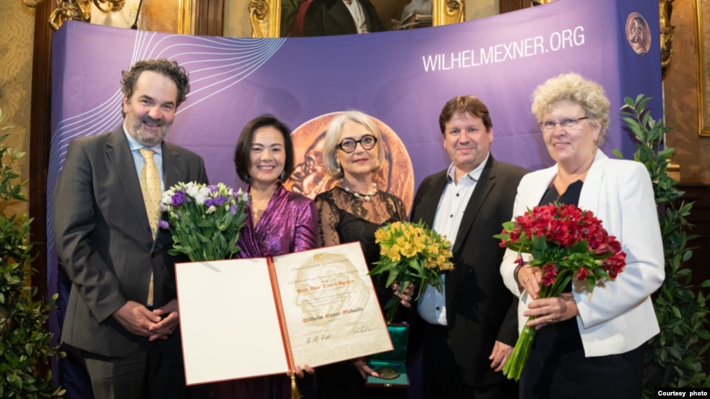 GS. Nguyễn Thục Quyên (thứ hai, từ trái) nhận giải thưởng Wilhelm Exner 2023 tại Áo. Photo: The Wilhelm Exner Foundation