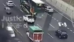 Bensin Tumpah dari Bus Kebakaran, Mobil-Mobil 'Terobos Api'