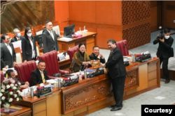 Ketua DPR Puan Maharani dan Menko Perekonomian Airlangga Hartanto saat pengesahan Perppu Cipta Kerja menjadi Undang-Undang pada Selasa (21/3). (Foto: Kemenko Perekonomian)