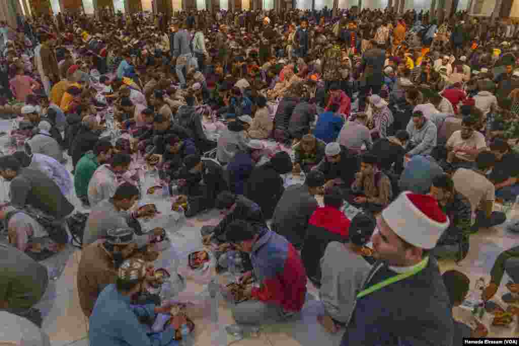 A daily charity iftar inside the historic Al-Azhar Mosque serves around five thousand meals to Egyptians and international university students. (Hamada Elrasam/VOA)