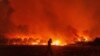 Ветровите и високите летни температури ги попречуваат напорите на стотици пожарникари и противпожарни авиони да се справат со шумските пожари низ Грција.