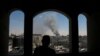 Seorang pria Palestina menyaksikan asap mengepul akibat serangan Israel saat pasukan Israel melancarkan operasi darat dan udara di bagian timur Rafah, selatan Jalur Gaza, 7 Mei 2024. (REUTERS/ Hatem Khaled)