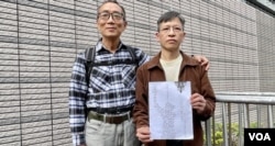 两名前支联会常委徐汉光(左)及邓岳君3月4日在西九龙裁判法院，被裁定“没有遵从通知规定提供资料”罪名成立，法官押后3月11日听取求情 (美国之音/汤惠芸)