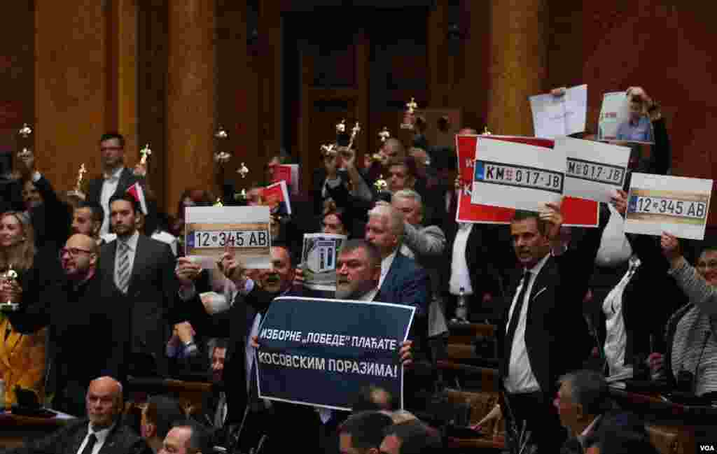 Protest poslanika opozicije na konstitutivnoj sednici Skupštine Srbije (izvor: Fonet)