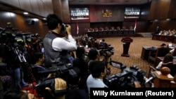 Para jurnalis saat meliput di Mahkamah Konstitusi Jakarta, 27 Juni 2019. RI menduduki peringkat ke-108 dari 180 negara pda Indeks kebebasan pers dunia 2023 yang dibuat Reporters Without Borders. (Foto: REUTERS/Willy Kurniawan)