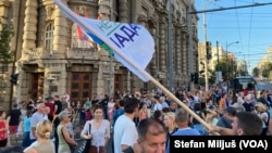 Demonstranti blokiraju raskrsnicu ulica Kneza Miloša i Nemanjine ispred Vlade Srbije zbog određivanja zatvorskih kazni trojici aktivista dan nakon blokade dve železničke stanice u Beogradu (foto: Glas Amerike /Stefan Miljuš)