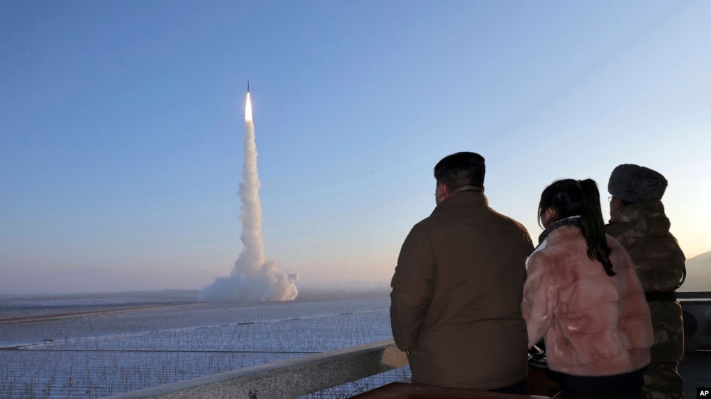 朝鲜领导人金正恩和女儿观看弹道导弹的试射。（2023年12月18日，朝鲜政府提供。）(photo:VOA)