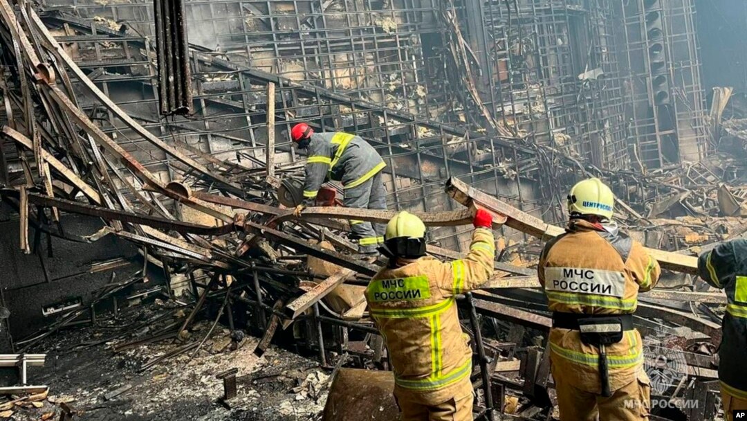 Tim penyelamat bekerja di dalam Balai Kota Crocus di pinggiran Moskow, 23 Maret 2024, menyusul serangan hari Jumat (22/3), yang diklaim oleh kelompok ISIS.