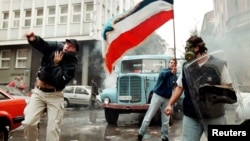 Pristalice opozicije u centru Beograda 5. oktobra 2000. (Foto: Reuters)