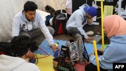 Des jeunes Libyens lors d'un concours de fabrication de robots à Tripoli.