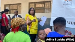 Delegada de lista numa assembleia de voto dirige-se aos eleitores. Eleições autárquicas Nampula, Moçambique, 11 de outubro