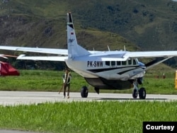 Pesawat SAM Air saat berada di Bandara Elelim, Yalimo, Papua Pegunungan. (Courtesy: Polda Papua)