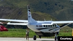 Pesawat SAM Air saat berada di Bandara Elelim, Yalimo, Papua Pegunungan. (Courtesy: Polda Papua)