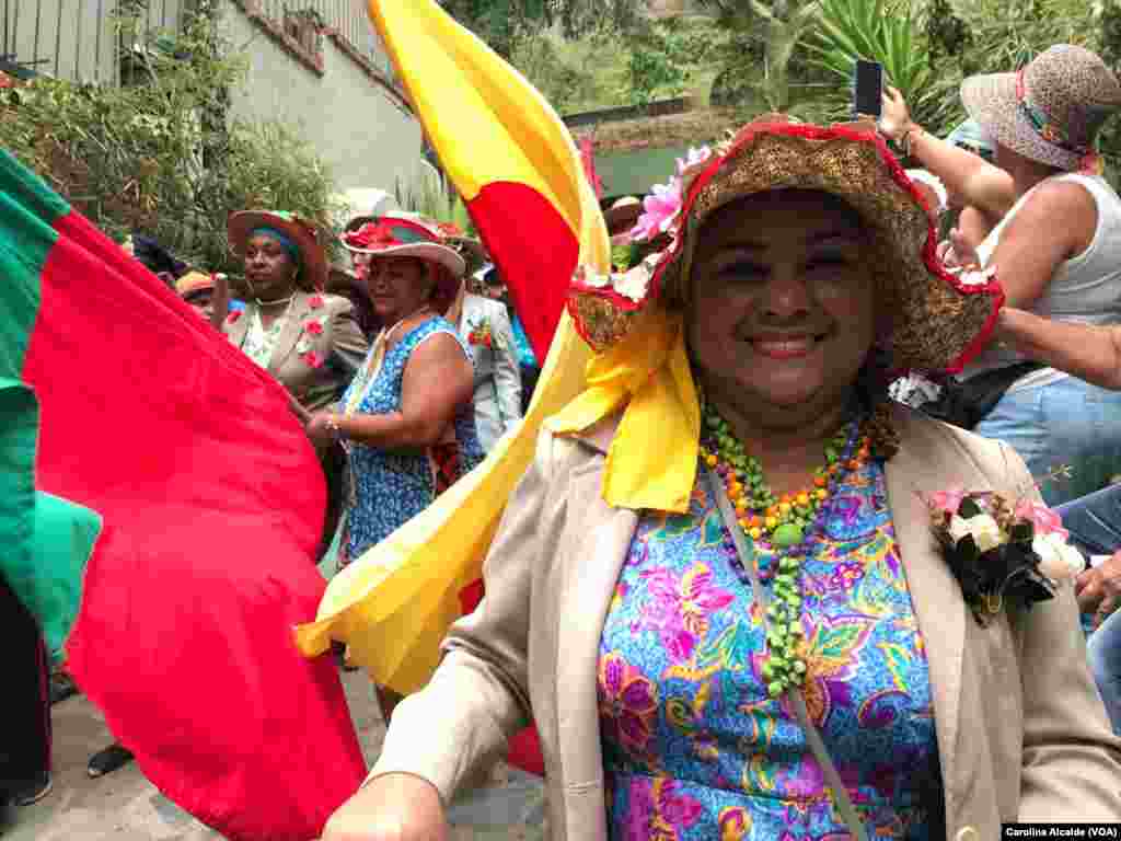 Los integrantes de la parranda de los Santos Inocentes de Caucagua contagian sus sonrisas y ritmos a medida que anuncian el regreso a Caracas de los palmeros.