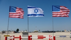 Bendera Israel dan Amerika berdiri selama gladi bersih terakhir upacara penyambutan Presiden AS Joe Biden menjelang kunjungannya ke Israel, di bandara Internasional Ben Gurion, di Lod dekat Tel Aviv, Israel, 12 Juli 2022. (Foto: REUTERS/Amir Cohen)