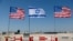 Bendera Israel dan Amerika berdiri selama gladi bersih terakhir upacara penyambutan Presiden AS Joe Biden menjelang kunjungannya ke Israel, di bandara Internasional Ben Gurion, di Lod dekat Tel Aviv, Israel, 12 Juli 2022. (Foto: REUTERS/Amir Cohen)