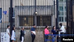 La gente hace fila para ingresar a la embajada de Estados Unidos en La Habana, el 4 de enero de 2023.