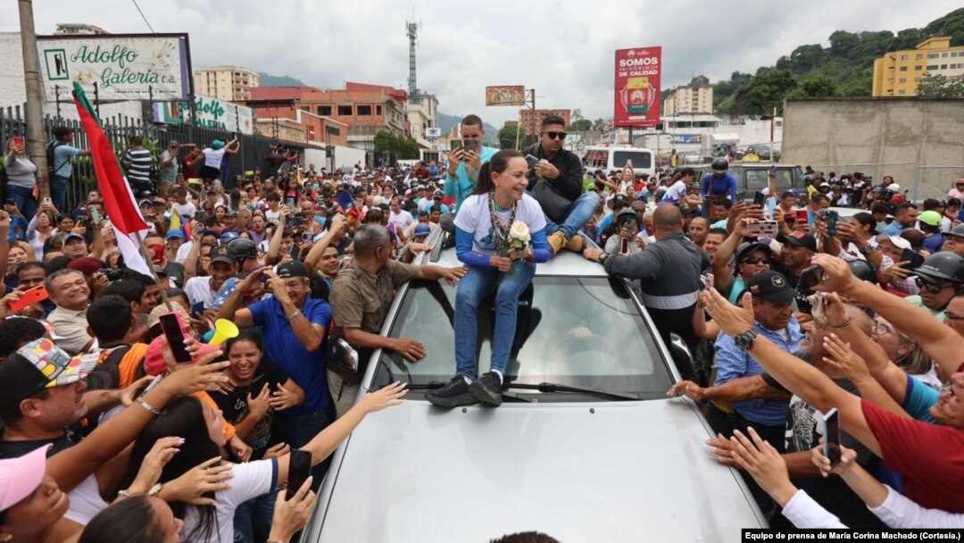 María Corina Machado, dirigente del partido Vente Venezuela, participa en una caravana para llamar a votar por el candidato opositor Edmundo González Urrutia en el estado Trujillo, el 9 de mayo de 2024.