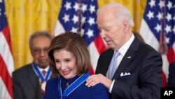 El presidente Joe Biden otorga el honor civil más alto del país, la Medalla Presidencial de la Libertad, a la representante Nancy Pelosi, demócrata por California, durante una ceremonia en la Casa Blanca, el viernes 3 de mayo de 2024, en Washington. (Foto AP/Alex Brandon)