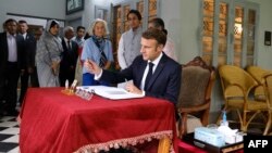 তিনি ফরাসি ভাষায় ভিজিটরস বইয়ে লিখেছেন, “আমি শেখ মুজিবুর রহমানকে শ্রদ্ধা জানাতে চেয়েছিলাম, যিনি তার জাতির স্বাধীনতার জন্য, এর ভাষা ও সংস্কৃতি এবং বাংলাদেশের জনগণের জন্য লড়াইয়ে তার জীবন উৎসর্গ করেছিলেন।”