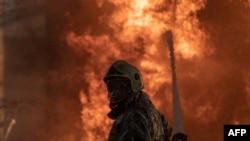 អ្នកពន្លត់អគ្គិភ័យ​កំពុង​ប្រតិបត្តិការ​នៅ​ទីតាំង​មួយ ក្នុង​តំបន់កៀវ បន្ទាប់​ពី​ការ​វាយប្រហារ​តាម​អាកាស​របស់​រុស្ស៊ី កាលពីថ្ងៃទី១២ ខែមិថុនា ឆ្នាំ២០២៤។ (Ukraine Emergency Service / AFP) 