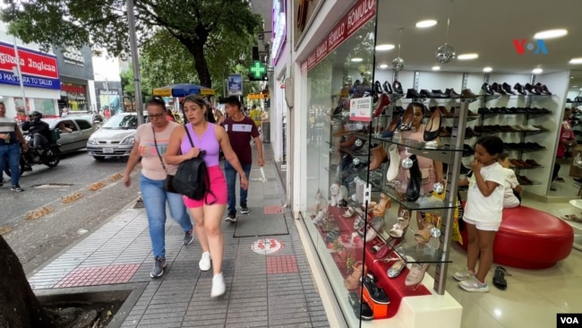 Centro comercial. Cúcuta, Colombia. Residentes locales caminan a lo largo de una zona comercial. [Sergio León/Pixammo]