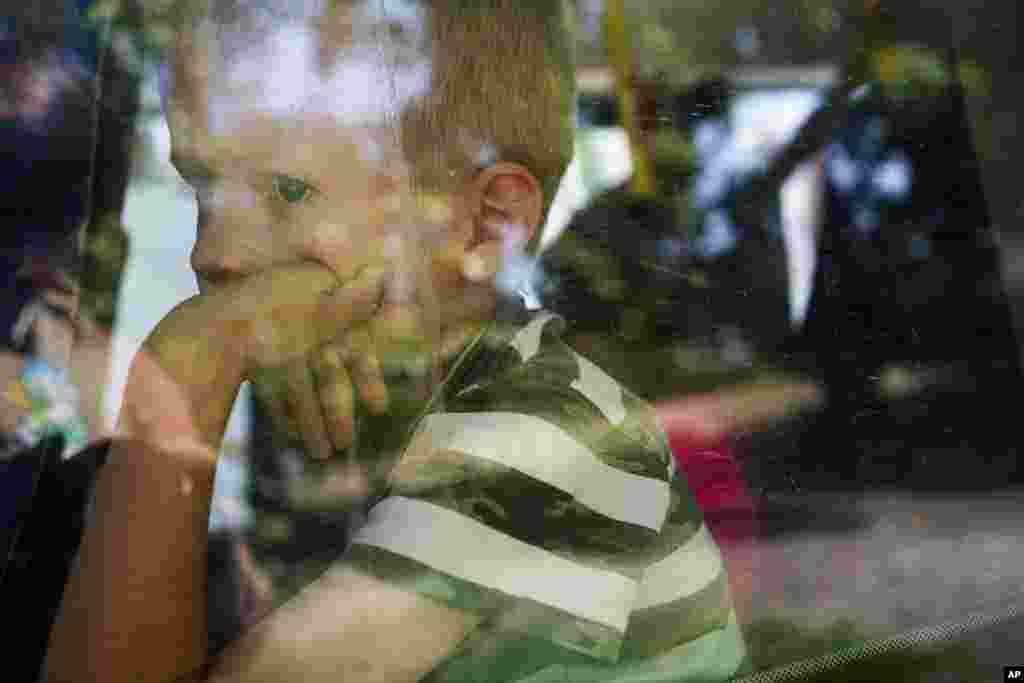 Un niño mira por la ventana de un autobús durante las evacuaciones en Pokrovsk, región de Donetsk, Ucrania, el lunes 19 de agosto de 2024.&nbsp;