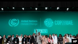 ကုလရာသီဥတုဆိုင်ရာအကြီးအကဲ Simon Stiell ၊ COP28 ဥက္ကဋ္ဌ Sultan al-Jabe နဲ့ UAE ဆိုင်ရာ COP28 ညှိနှိုင်းရေးမှူး၊ Hana al-Hashimi နဲ့အဖွဲ့ဝင်များ အစည်းအဝေးပိတ်ပွဲအခမ်းအနား။ (ဒီဇင်ဘာ ၁၃၊ ၂၀၂၃) 