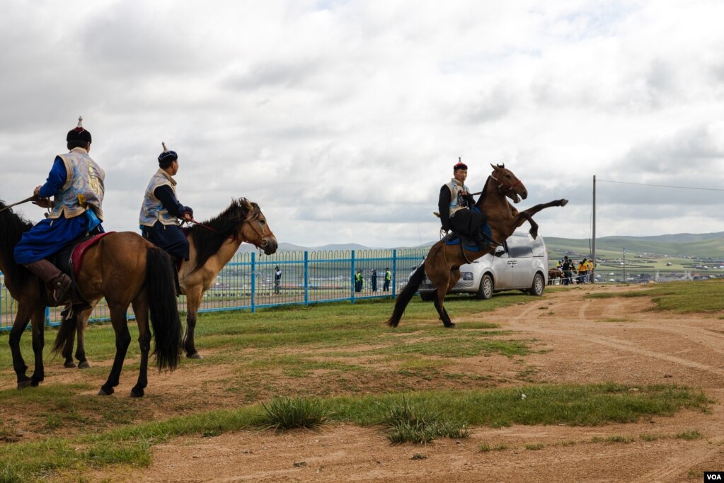 2023年8月5日蒙古乌兰巴托蒙古牧马人站在丹石那达慕赛马的终点线(photo:VOA)