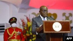 Rais wa Ghana Nana Akufo-Addo (wapili kulia) akihutubia baada ya kuapishwa katika Ikulu ya Ghana. Picha na Nipah Dennis / AFP.