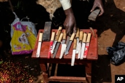 Un cirujano prepara cuchillos de circuncisión tradicionales un día antes del inicio de un ritual, conocido como Imbalu, en la aldea de Kamu en Mbale, este de Uganda, el 2 de agosto de 2024.